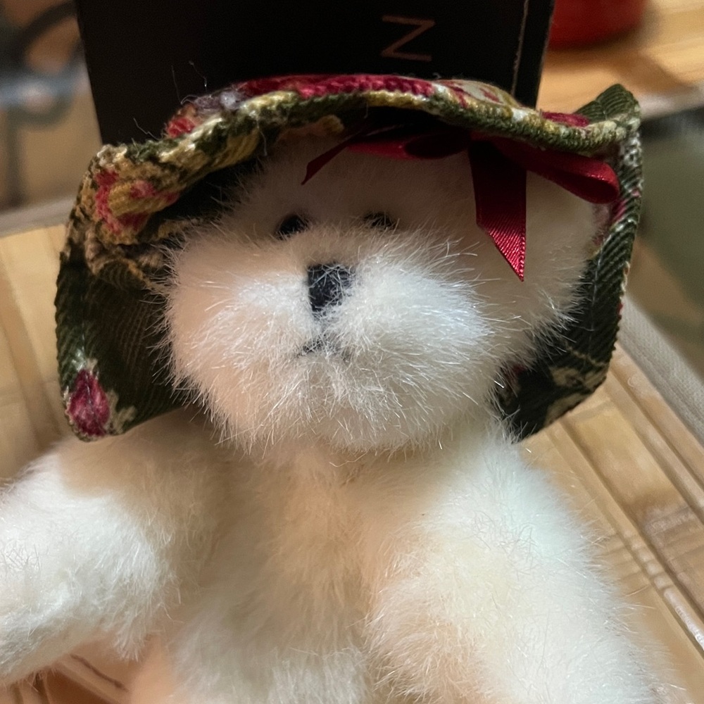 BOYDS BEAR HI IM VERNA WITH HATBOX